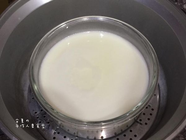 放入電鍋中"保溫"４～５小時等待凝固