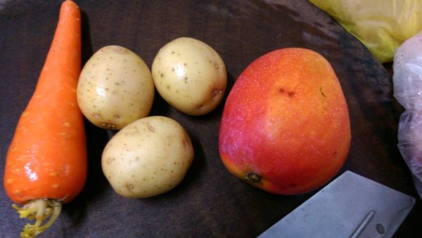 備料-馬鈴薯.胡蘿蔔.芒果.小黃瓜.都切成小丁