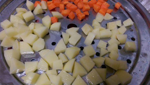 馬鈴薯.胡蘿蔔切小丁.放到電鍋蒸熟[我只用0.8杯的水量.有熟.但不會太軟].放涼備用