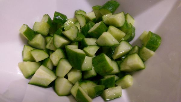 小黃瓜切小丁.抓點鹽巴..稍微去水分後.洗淨.泡冰水