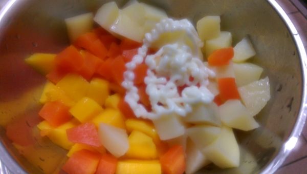 芒果去皮.切小丁.取一大碗.把所有材料放進去.加沙拉醬拌均勻.即可