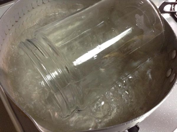 開始製作草莓酵母麵種（元種）：
先消毒瓶子，我還是使用約內容量700CC的玻璃瓶，含金屬蓋子的。用滾水燒開，保持煮約5分鐘，然後滴水至自然風乾。