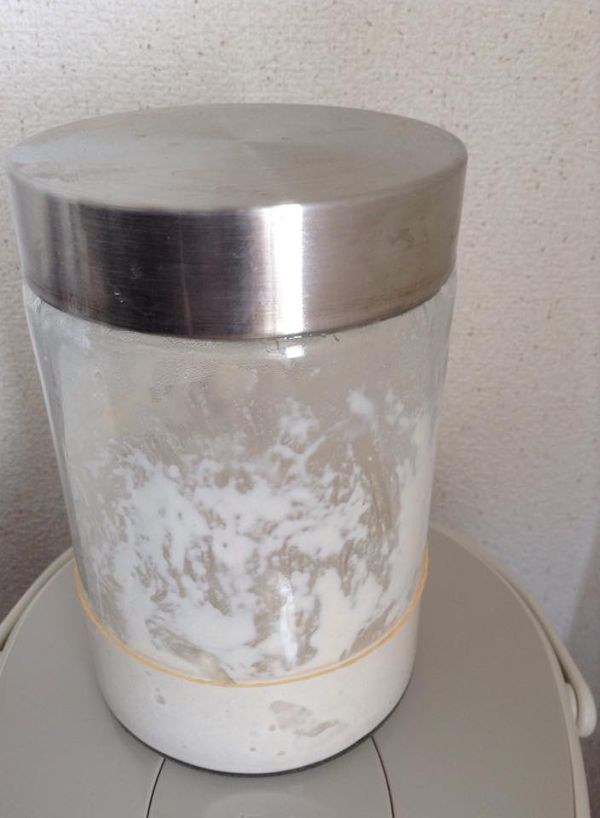 攪拌好之後，蓋上蓋子，用橡皮筋做記號，放在溫暖地方發酵至長到二倍大。