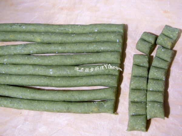 直接在烘焙紙上製作， 不需灑粉!先將麵糰用擀麵棍壓平，再切成條狀，一條一條搓圓，再切成適當大小，灑上一些地瓜粉防沾黏，吃不完的放冷凍庫保存。