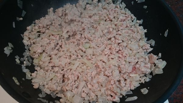 放絞肉，炒到表面變色、略熟、變粗粒狀。