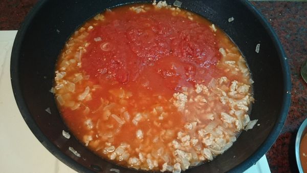 醬汁整罐倒入鍋中，加1瓶罐的水，攪拌均勻。蓋上鍋蓋煮滾。煮滾加少許鹽、醬油、砂糖，攪拌均勻就完成了。