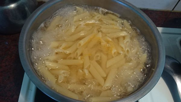 煮一鍋滾水加少許鹽、沙拉油，通心粉放進煮熟，撈出瀝乾。盤子先放通心粉，淋上茄汁肉醬，灑些義大利香料，就可以開動囉 !