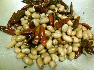 聞到花椒炒香的味道就可下花生
轉中小火加入胡椒粉慢慢地拌炒
試吃花生入味及可關火