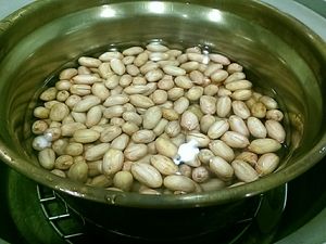 花生先入滾水燙過後撈起加水淹過花生再放入電鍋外鍋加三杯水 電源跳起約悶30分鐘