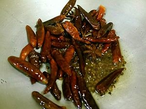 炒鍋加入一匙油用小火先放花椒粒及八角宮保辣椒
及鹽巴
用小花爆香花椒粒八角及宮保辣椒