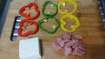 青椒、甜椒洗淨後切段，大約一公分左右。