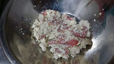 豆腐跟豬肉加些鹽巴跟胡椒粉後均勻混合。