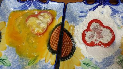 然後再將食材均勻地沾上麵粉跟蛋汁。