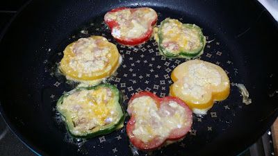 輕輕地放在平底鍋中，用小火慢慢煎。