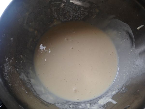 把麵粉.水.牛奶.全蛋全部混和均勻.