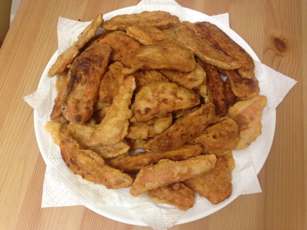 熱油鍋,地瓜雙面沾滿麵粉湖在下油鍋,我是用筷子確定可戳過去就可以起鍋了!(用刀或叉子也可以.)