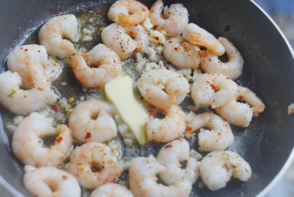 下鹽，黑胡椒粉，辣椒碎及奶油，煮一分鐘