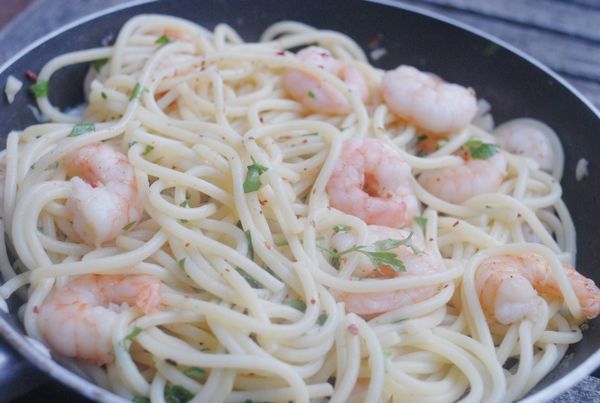 然後下50毫升煮麵條的水，檸檬皮及檸檬汁拌勻，加入意大利麵拌勻 （如想麵條更濕潤，可多加點煮麵條水）