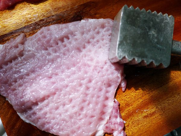 肉用肉槌拍鬆斷筋，