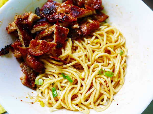 懶得煮飯拌乾麵也很對味!!這排骨可是百搭基本款，軟嫩到小人兒都自己可以食用一大塊呢!
乾麵做法https://icook.tw/recipes/113634