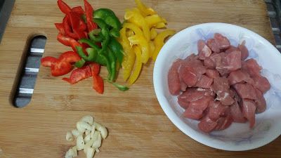 青椒、甜椒洗淨切好備用。蒜頭切末備用。