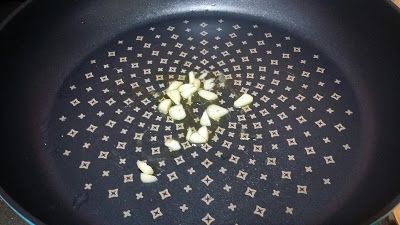 開小火，放些苦茶油。下蒜末爆香。