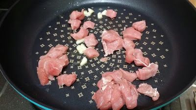蒜頭爆香後下豬肉。