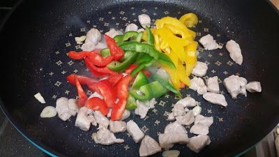 在下切好的青椒跟甜椒一起拌炒。