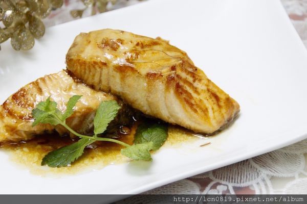 將醬料淋在烤熟的鮭魚上