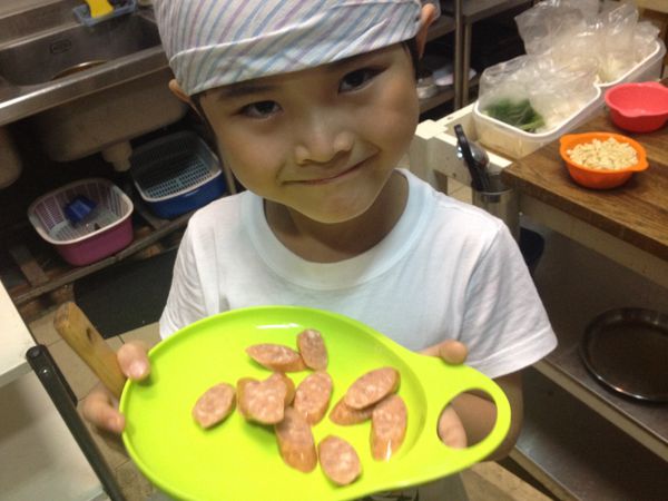 這次李子哥哥要扮演小廚師幫妹妹做菜