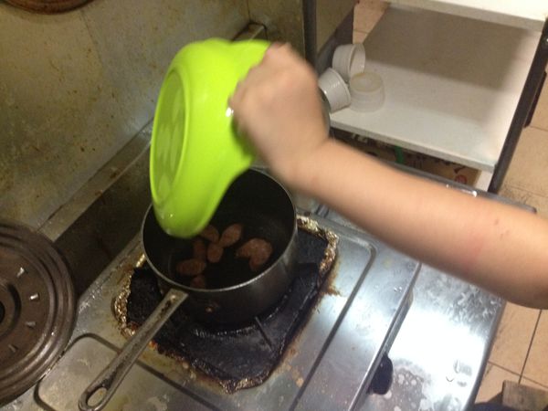 是說倒下香腸時他也有點抖