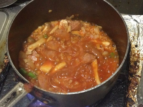 接著把醬汁一起倒入並把煮好的數字麵起丟下去，因為孩子吃的所以煮稍微久一點