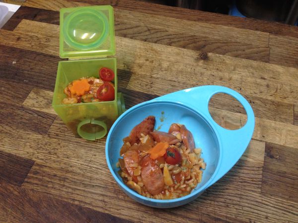 分成兩份，一份也給妹妹當昨隔天的早餐，一份他自己吃