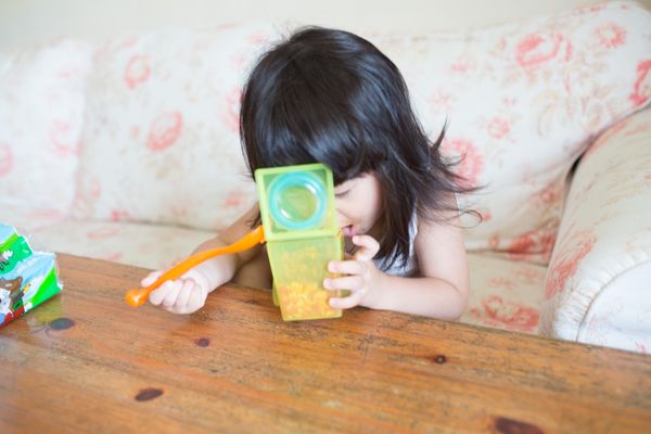 桃子則是聞聞一下，再玩一下餐具盒...就自己吃起來了（灑花中）