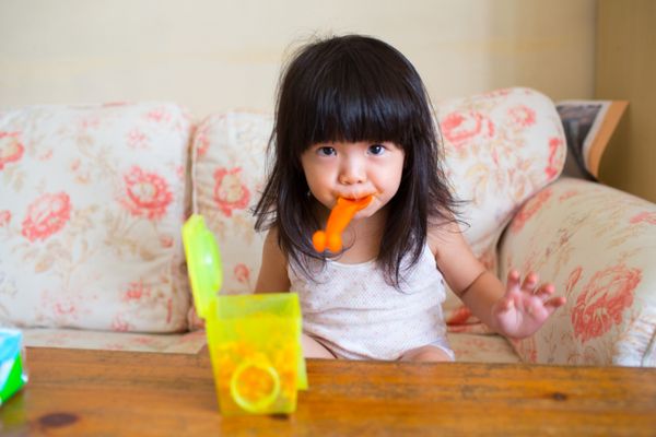 如果有剛在吃附食品的寶寶，其實果泥也可以直接用這個盒子裝
當初我是用冰磚，按照食量增加塊數
這個算大容量的，比較適合大一點的寶寶可以以次食用
不過如果是小一點的做冰磚，其實也可以放好幾個一餐份量進去然後外出用喔！