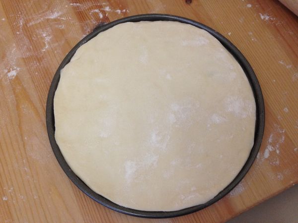 先將麵皮桿開,因為我有鐵盤所以桿的差不多時就將麵皮放入鐵盤調整大小.