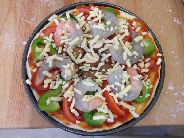 烤箱200度預熱,最後撒上起司條,送進烤箱考20分鐘即可.