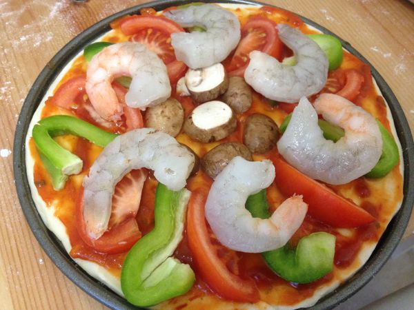 冷凍蝦先用微波爐解凍(不是煮熟喔!)
依序將蝦子及洋菇擺放好,不要放得太擁擠喔!