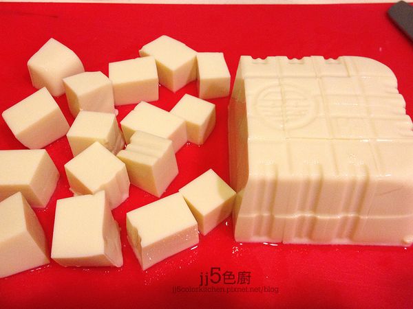 雞蛋豆腐微波30秒出水，切2cm丁。