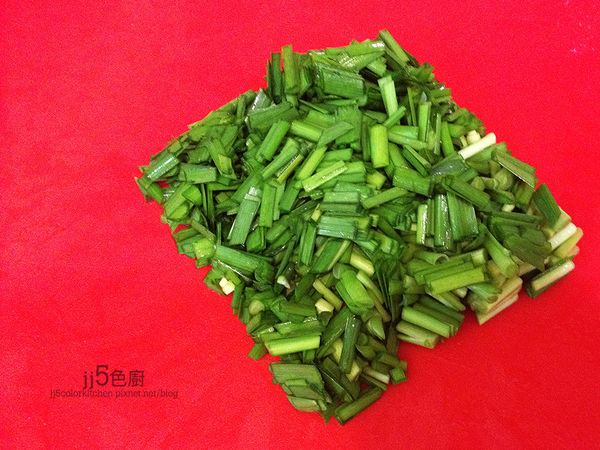 韮菜洗淨切1.5cm段。