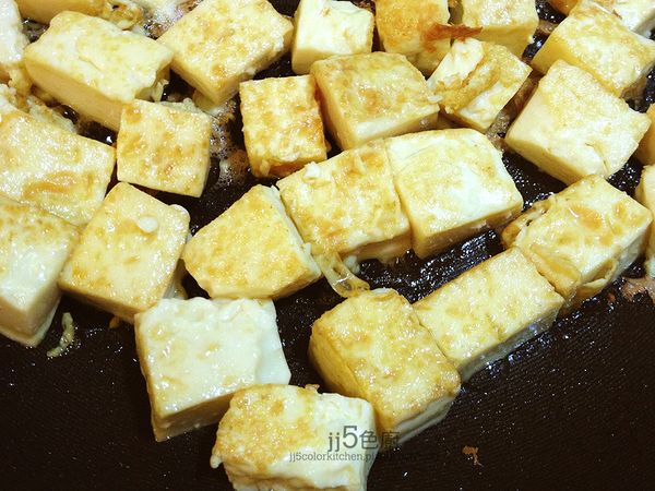 平底鍋下麻油，把豆腐兩面煎至金黃取出。
