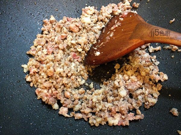下麻油1/2湯匙，中大火炒絞肉至熟。