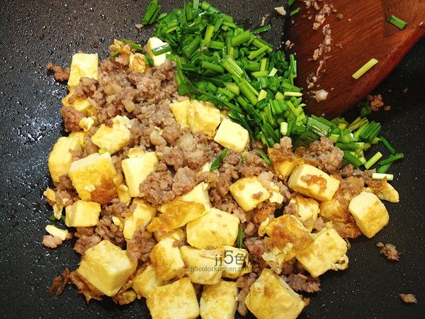 倒進雞蛋豆腐及薑末與絞肉拌炒均勻，再倒入韮菜翻炒幾下。