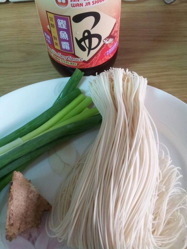 麵線先煮軟 , 再用冰水清水一下 , 放到盤子中備用 ;   蔥切蔥花 ; 薑磨薑茸 ;   取一小碗把鰹魚露和冰開水拌勻