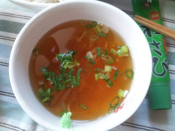 鰹魚露中加入薑茸 , 蔥花和芥茉拌勻
