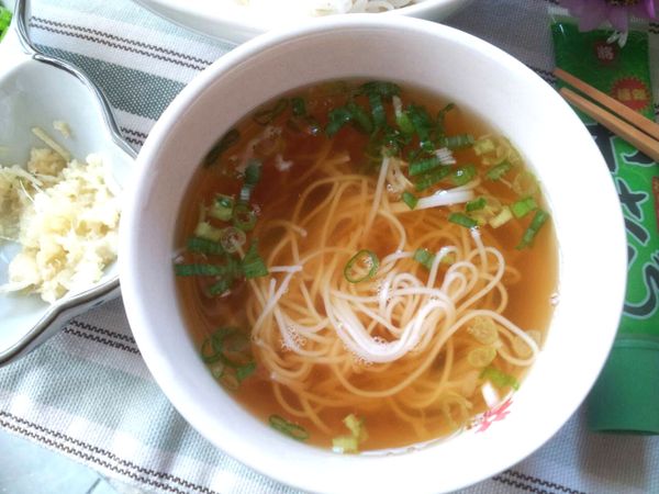 食用時只要從盤子中夾一口麵線浸泡到鰹魚露中一會再進食