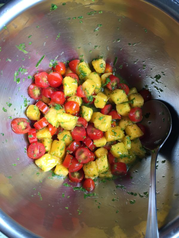 芒果及小番茄切成適當小丁的大小,加入檸檬汁,巴西里末拌勻放冰箱冷藏