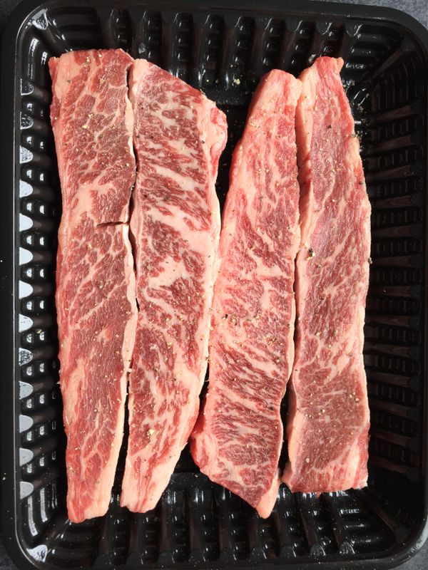 牛小排兩面撒上鹽及胡椒