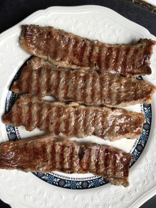 將牛小排煎至喜好的熟度