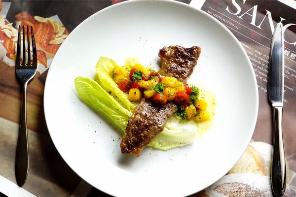 將牛小排盛盤,淋上芒果莎莎醬,再刨些檸檬皮絲就完成了!